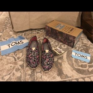 NWT toms classic flat black paisley limitededition